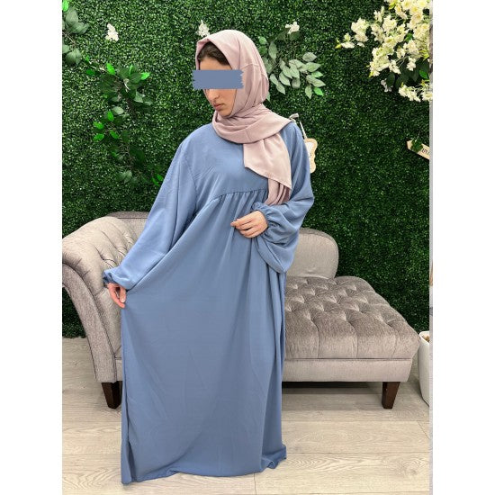 Abaya à découpe horizontale avec manches bouffantes en soie de Médine