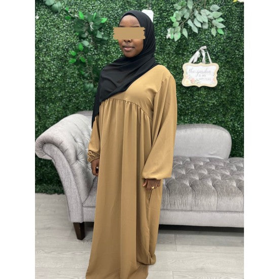 Abaya à découpe horizontale avec manches bouffantes en soie de Médine