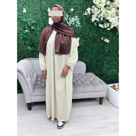 Abaya à découpe horizontale avec manches bouffantes en soie de Médine