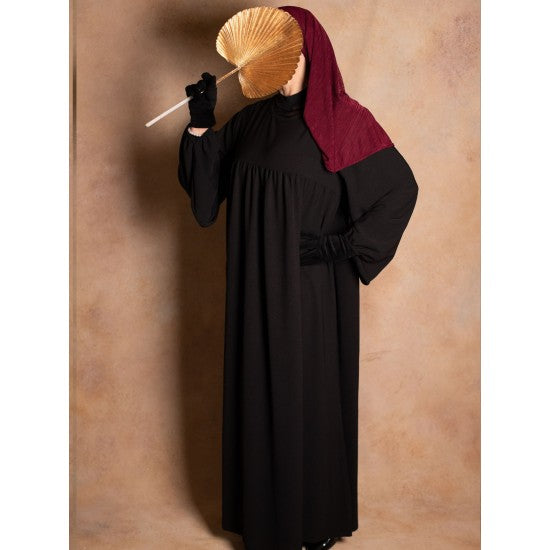 Abaya à découpe horizontale avec manches bouffantes en soie de Médine