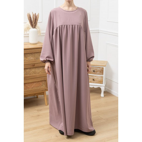Abaya à découpe horizontale avec manches bouffantes en soie de Médine